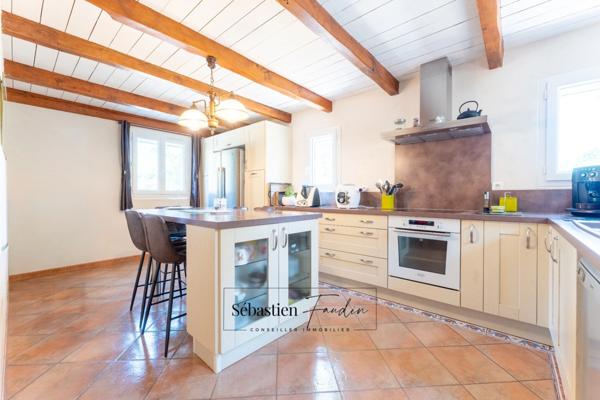 Maison à vendre à SIGNES (83) - Parcelle de plus d'un hectare - Piscine - Nombreuses annexes et dépendances - Calme absolu - Ensoleillée