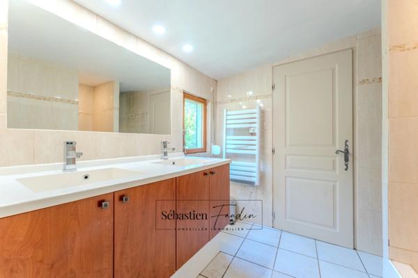 Maison à vendre à SIGNES (83) - Parcelle de plus d'un hectare - Piscine - Nombreuses annexes et dépendances - Calme absolu - Ensoleillée