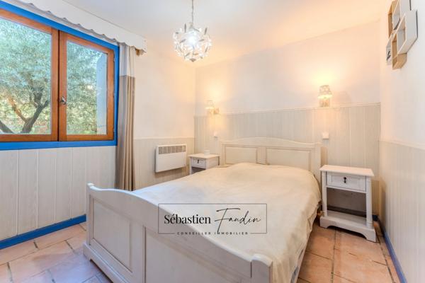 Maison à vendre à SIGNES (83) - Parcelle de plus d'un hectare - Piscine - Nombreuses annexes et dépendances - Calme absolu - Ensoleillée