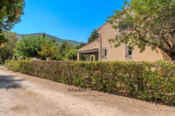 Maison à vendre à SIGNES (83) - Parcelle de plus d'un hectare - Piscine - Nombreuses annexes et dépendances - Calme absolu - Ensoleillée