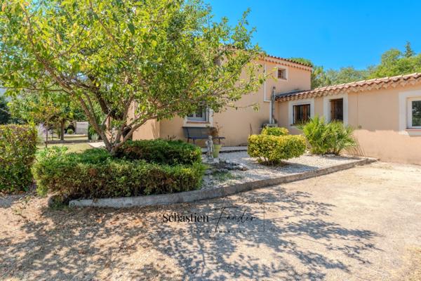 Maison à vendre à SIGNES (83) - Parcelle de plus d'un hectare - Piscine - Nombreuses annexes et dépendances - Calme absolu - Ensoleillée
