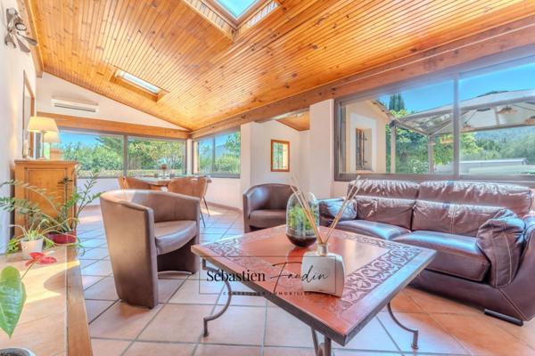 Maison à vendre à SIGNES (83) - Parcelle de plus d'un hectare - Piscine - Nombreuses annexes et dépendances - Calme absolu - Ensoleillée