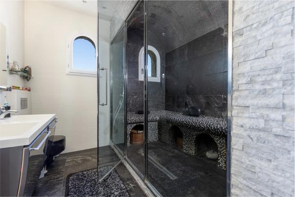 - CHATEAUNEUF LES MARTIGUES (13) - MAISON DE PRESTIGE - T10 - 3 SUITES PARENTALES + 3 CHAMBRES - PISCINE -TERRASSE - PARKING - CAVE