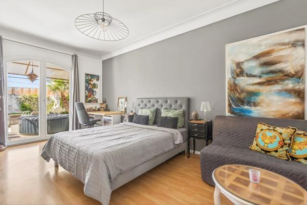 - CHATEAUNEUF LES MARTIGUES (13) - MAISON DE PRESTIGE - T10 - 3 SUITES PARENTALES + 3 CHAMBRES - PISCINE -TERRASSE - PARKING - CAVE