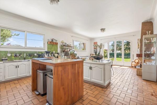 - CHATEAUNEUF LES MARTIGUES (13) - MAISON DE PRESTIGE - T10 - 3 SUITES PARENTALES + 3 CHAMBRES - PISCINE -TERRASSE - PARKING - CAVE