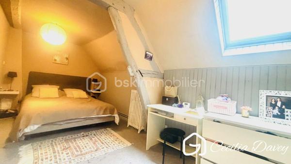 *** Nouveauté : Maison ancienne de caractère pleine de cachet avec son agréable espace extérieur composé d’une terrasse et d’un jardin intimiste ***

Edifiée sur un terrain entièrement clôturé, au calme et clos de murs, cette propriété authentique allie le charme authentique de l'ancien (poutres apparentes, colombages, magnifique cave voûtée...) et le confort d'une possible vie de plain-pied, composée de pièces généreuses et chaleureuses baignées de lumières.
Vous découvrirez de beaux volumes, des éléments anciens préservés, ainsi qu’un agréable espace extérieur composé d’une terrasse et d’un jardin intimiste, idéal pour profiter des beaux jours en toute tranquillité.
Une maison rare, pleine d’âme et de caractère, parfaite pour les amoureux de l’ancien en quête d’un cadre de vie privilégié.

* Descriptif de la Maison *

Au rez-de-chaussée :
- Une jolie entrée avec wc séparé et lave-mains
- Une spacieuse cuisine dinatoire, aménagée et équipée de marque Schmidt 
- Un beau salon de charme avec structure à colombages apparente
- Une pièce salon / bureau / chambre de plain-pied donnant directement sur l'extérieur
- Une salle de bain avec wc

A l'étage :
- 4 chambres spacieuses permettant de les adapter à votre mode de vie, chambre, bureau, salle de jeux...
- Un dressing
- Une salle d'eau
- 2 wc séparés


* Ses extérieurs *
- Un terrain d'environ 273m² entièrement clos de murs
- Un emplacement de stationnement
- Un joli extérieur intérieure intime, bien exposé, permettant un véritable espace de détente, composée d'une terrasse et d'un jardin
- Une magnifique cave voûtée

* Son secteur *
- proximité de services : son centre ville, ses marchés, sa proximité avec la gare SNCF et ses commerçants
- 10 mins de la ville de la gare SNCF de Sens

* Ses équipements et ses avantages *
- Ville très recherché de part sa tranquillité, sa proximité avec la gare SNCF et ses commerçants
- Chauffage Gaz de ville (chaudière entretenue tous les ans) 
- Assainissement collectif aux normes
- Bonne isolation
- Fibre installée
- Toutes les ouvertures sont équipées de double vitrage

Cette jolie Maison coup de cœur est à visiter rapidement...