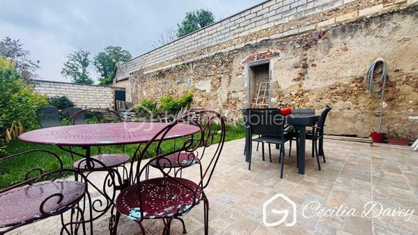 *** Nouveauté : Maison ancienne de caractère pleine de cachet avec son agréable espace extérieur composé d’une terrasse et d’un jardin intimiste ***

Edifiée sur un terrain entièrement clôturé, au calme et clos de murs, cette propriété authentique allie le charme authentique de l'ancien (poutres apparentes, colombages, magnifique cave voûtée...) et le confort d'une possible vie de plain-pied, composée de pièces généreuses et chaleureuses baignées de lumières.
Vous découvrirez de beaux volumes, des éléments anciens préservés, ainsi qu’un agréable espace extérieur composé d’une terrasse et d’un jardin intimiste, idéal pour profiter des beaux jours en toute tranquillité.
Une maison rare, pleine d’âme et de caractère, parfaite pour les amoureux de l’ancien en quête d’un cadre de vie privilégié.

* Descriptif de la Maison *

Au rez-de-chaussée :
- Une jolie entrée avec wc séparé et lave-mains
- Une spacieuse cuisine dinatoire, aménagée et équipée de marque Schmidt 
- Un beau salon de charme avec structure à colombages apparente
- Une pièce salon / bureau / chambre de plain-pied donnant directement sur l'extérieur
- Une salle de bain avec wc

A l'étage :
- 4 chambres spacieuses permettant de les adapter à votre mode de vie, chambre, bureau, salle de jeux...
- Un dressing
- Une salle d'eau
- 2 wc séparés


* Ses extérieurs *
- Un terrain d'environ 273m² entièrement clos de murs
- Un emplacement de stationnement
- Un joli extérieur intérieure intime, bien exposé, permettant un véritable espace de détente, composée d'une terrasse et d'un jardin
- Une magnifique cave voûtée

* Son secteur *
- proximité de services : son centre ville, ses marchés, sa proximité avec la gare SNCF et ses commerçants
- 10 mins de la ville de la gare SNCF de Sens

* Ses équipements et ses avantages *
- Ville très recherché de part sa tranquillité, sa proximité avec la gare SNCF et ses commerçants
- Chauffage Gaz de ville (chaudière entretenue tous les ans) 
- Assainissement collectif aux normes
- Bonne isolation
- Fibre installée
- Toutes les ouvertures sont équipées de double vitrage

Cette jolie Maison coup de cœur est à visiter rapidement...