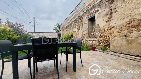 *** Nouveauté : Maison ancienne de caractère pleine de cachet avec son agréable espace extérieur composé d’une terrasse et d’un jardin intimiste ***

Edifiée sur un terrain entièrement clôturé, au calme et clos de murs, cette propriété authentique allie le charme authentique de l'ancien (poutres apparentes, colombages, magnifique cave voûtée...) et le confort d'une possible vie de plain-pied, composée de pièces généreuses et chaleureuses baignées de lumières.
Vous découvrirez de beaux volumes, des éléments anciens préservés, ainsi qu’un agréable espace extérieur composé d’une terrasse et d’un jardin intimiste, idéal pour profiter des beaux jours en toute tranquillité.
Une maison rare, pleine d’âme et de caractère, parfaite pour les amoureux de l’ancien en quête d’un cadre de vie privilégié.

* Descriptif de la Maison *

Au rez-de-chaussée :
- Une jolie entrée avec wc séparé et lave-mains
- Une spacieuse cuisine dinatoire, aménagée et équipée de marque Schmidt 
- Un beau salon de charme avec structure à colombages apparente
- Une pièce salon / bureau / chambre de plain-pied donnant directement sur l'extérieur
- Une salle de bain avec wc

A l'étage :
- 4 chambres spacieuses permettant de les adapter à votre mode de vie, chambre, bureau, salle de jeux...
- Un dressing
- Une salle d'eau
- 2 wc séparés


* Ses extérieurs *
- Un terrain d'environ 273m² entièrement clos de murs
- Un emplacement de stationnement
- Un joli extérieur intérieure intime, bien exposé, permettant un véritable espace de détente, composée d'une terrasse et d'un jardin
- Une magnifique cave voûtée

* Son secteur *
- proximité de services : son centre ville, ses marchés, sa proximité avec la gare SNCF et ses commerçants
- 10 mins de la ville de la gare SNCF de Sens

* Ses équipements et ses avantages *
- Ville très recherché de part sa tranquillité, sa proximité avec la gare SNCF et ses commerçants
- Chauffage Gaz de ville (chaudière entretenue tous les ans) 
- Assainissement collectif aux normes
- Bonne isolation
- Fibre installée
- Toutes les ouvertures sont équipées de double vitrage

Cette jolie Maison coup de cœur est à visiter rapidement...