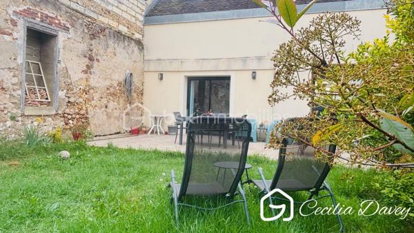 *** Nouveauté : Maison ancienne de caractère pleine de cachet avec son agréable espace extérieur composé d’une terrasse et d’un jardin intimiste ***

Edifiée sur un terrain entièrement clôturé, au calme et clos de murs, cette propriété authentique allie le charme authentique de l'ancien (poutres apparentes, colombages, magnifique cave voûtée...) et le confort d'une possible vie de plain-pied, composée de pièces généreuses et chaleureuses baignées de lumières.
Vous découvrirez de beaux volumes, des éléments anciens préservés, ainsi qu’un agréable espace extérieur composé d’une terrasse et d’un jardin intimiste, idéal pour profiter des beaux jours en toute tranquillité.
Une maison rare, pleine d’âme et de caractère, parfaite pour les amoureux de l’ancien en quête d’un cadre de vie privilégié.

* Descriptif de la Maison *

Au rez-de-chaussée :
- Une jolie entrée avec wc séparé et lave-mains
- Une spacieuse cuisine dinatoire, aménagée et équipée de marque Schmidt 
- Un beau salon de charme avec structure à colombages apparente
- Une pièce salon / bureau / chambre de plain-pied donnant directement sur l'extérieur
- Une salle de bain avec wc

A l'étage :
- 4 chambres spacieuses permettant de les adapter à votre mode de vie, chambre, bureau, salle de jeux...
- Un dressing
- Une salle d'eau
- 2 wc séparés


* Ses extérieurs *
- Un terrain d'environ 273m² entièrement clos de murs
- Un emplacement de stationnement
- Un joli extérieur intérieure intime, bien exposé, permettant un véritable espace de détente, composée d'une terrasse et d'un jardin
- Une magnifique cave voûtée

* Son secteur *
- proximité de services : son centre ville, ses marchés, sa proximité avec la gare SNCF et ses commerçants
- 10 mins de la ville de la gare SNCF de Sens

* Ses équipements et ses avantages *
- Ville très recherché de part sa tranquillité, sa proximité avec la gare SNCF et ses commerçants
- Chauffage Gaz de ville (chaudière entretenue tous les ans) 
- Assainissement collectif aux normes
- Bonne isolation
- Fibre installée
- Toutes les ouvertures sont équipées de double vitrage

Cette jolie Maison coup de cœur est à visiter rapidement...