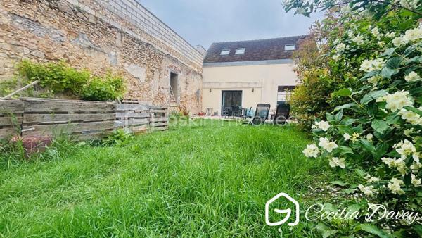*** Nouveauté : Maison ancienne de caractère pleine de cachet avec son agréable espace extérieur composé d’une terrasse et d’un jardin intimiste ***

Edifiée sur un terrain entièrement clôturé, au calme et clos de murs, cette propriété authentique allie le charme authentique de l'ancien (poutres apparentes, colombages, magnifique cave voûtée...) et le confort d'une possible vie de plain-pied, composée de pièces généreuses et chaleureuses baignées de lumières.
Vous découvrirez de beaux volumes, des éléments anciens préservés, ainsi qu’un agréable espace extérieur composé d’une terrasse et d’un jardin intimiste, idéal pour profiter des beaux jours en toute tranquillité.
Une maison rare, pleine d’âme et de caractère, parfaite pour les amoureux de l’ancien en quête d’un cadre de vie privilégié.

* Descriptif de la Maison *

Au rez-de-chaussée :
- Une jolie entrée avec wc séparé et lave-mains
- Une spacieuse cuisine dinatoire, aménagée et équipée de marque Schmidt 
- Un beau salon de charme avec structure à colombages apparente
- Une pièce salon / bureau / chambre de plain-pied donnant directement sur l'extérieur
- Une salle de bain avec wc

A l'étage :
- 4 chambres spacieuses permettant de les adapter à votre mode de vie, chambre, bureau, salle de jeux...
- Un dressing
- Une salle d'eau
- 2 wc séparés


* Ses extérieurs *
- Un terrain d'environ 273m² entièrement clos de murs
- Un emplacement de stationnement
- Un joli extérieur intérieure intime, bien exposé, permettant un véritable espace de détente, composée d'une terrasse et d'un jardin
- Une magnifique cave voûtée

* Son secteur *
- proximité de services : son centre ville, ses marchés, sa proximité avec la gare SNCF et ses commerçants
- 10 mins de la ville de la gare SNCF de Sens

* Ses équipements et ses avantages *
- Ville très recherché de part sa tranquillité, sa proximité avec la gare SNCF et ses commerçants
- Chauffage Gaz de ville (chaudière entretenue tous les ans) 
- Assainissement collectif aux normes
- Bonne isolation
- Fibre installée
- Toutes les ouvertures sont équipées de double vitrage

Cette jolie Maison coup de cœur est à visiter rapidement...
