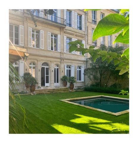 Bordeaux centre, Quinconces, dans Hôtel Particulier, superbe appartement bourgeois de 260 m2, avec jardin et piscine
