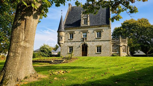 À seulement quelques minutes de Fougères, sur la commune de Beaucé, découvrez une propriété unique, chargée d’histoire et pleine de charme, issue de l’aile d’un ancien château. Dès l’arrivée, le ton est donné : une architecture de caractère, une élégante tourelle, un parc arboré… Un lieu rare où authenticité et sérénité se rencontrent.

Développant environ 350 m² habitables, cette demeure ne nécessite aucun travaux. Elle offre, au rez-de-chaussée, une grande salle à manger avec cheminée, un espace cuisine ainsi qu’une lumineuse verrière. À droite, une vaste pièce de vie sur parquet à bâtons rompus. À l’étage, vous découvrirez 5 chambres spacieuses, un bureau, un dressing et 3 salles de bains. La suite parentale bénéficie de sa propre terrasse avec une vue dégagée sur la propriété : un véritable havre de paix.

Le bien dispose également d’un sous-sol complet comprenant garage, cave à vin et ateliers.

À l’extérieur, le parc arboré de plus de 3 500 m² constitue un écrin de verdure rare, idéal pour accueillir des animaux, profiter en famille ou imaginer un projet de maison d’hôtes.