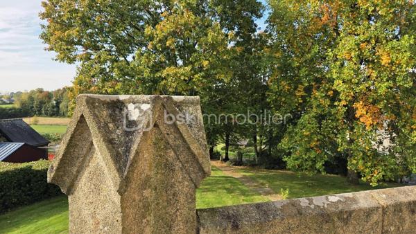 À seulement quelques minutes de Fougères, sur la commune de Beaucé, découvrez une propriété unique, chargée d’histoire et pleine de charme, issue de l’aile d’un ancien château. Dès l’arrivée, le ton est donné : une architecture de caractère, une élégante tourelle, un parc arboré… Un lieu rare où authenticité et sérénité se rencontrent.

Développant environ 350 m² habitables, cette demeure ne nécessite aucun travaux. Elle offre, au rez-de-chaussée, une grande salle à manger avec cheminée, un espace cuisine ainsi qu’une lumineuse verrière. À droite, une vaste pièce de vie sur parquet à bâtons rompus. À l’étage, vous découvrirez 5 chambres spacieuses, un bureau, un dressing et 3 salles de bains. La suite parentale bénéficie de sa propre terrasse avec une vue dégagée sur la propriété : un véritable havre de paix.

Le bien dispose également d’un sous-sol complet comprenant garage, cave à vin et ateliers.

À l’extérieur, le parc arboré de plus de 3 500 m² constitue un écrin de verdure rare, idéal pour accueillir des animaux, profiter en famille ou imaginer un projet de maison d’hôtes.