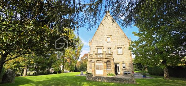 À seulement quelques minutes de Fougères, sur la commune de Beaucé, découvrez une propriété unique, chargée d’histoire et pleine de charme, issue de l’aile d’un ancien château. Dès l’arrivée, le ton est donné : une architecture de caractère, une élégante tourelle, un parc arboré… Un lieu rare où authenticité et sérénité se rencontrent.

Développant environ 350 m² habitables, cette demeure ne nécessite aucun travaux. Elle offre, au rez-de-chaussée, une grande salle à manger avec cheminée, un espace cuisine ainsi qu’une lumineuse verrière. À droite, une vaste pièce de vie sur parquet à bâtons rompus. À l’étage, vous découvrirez 5 chambres spacieuses, un bureau, un dressing et 3 salles de bains. La suite parentale bénéficie de sa propre terrasse avec une vue dégagée sur la propriété : un véritable havre de paix.

Le bien dispose également d’un sous-sol complet comprenant garage, cave à vin et ateliers.

À l’extérieur, le parc arboré de plus de 3 500 m² constitue un écrin de verdure rare, idéal pour accueillir des animaux, profiter en famille ou imaginer un projet de maison d’hôtes.