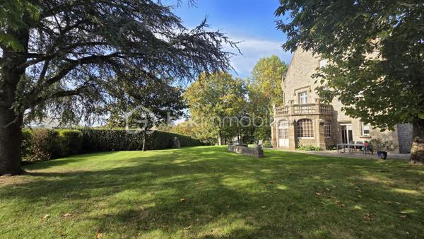 À seulement quelques minutes de Fougères, sur la commune de Beaucé, découvrez une propriété unique, chargée d’histoire et pleine de charme, issue de l’aile d’un ancien château. Dès l’arrivée, le ton est donné : une architecture de caractère, une élégante tourelle, un parc arboré… Un lieu rare où authenticité et sérénité se rencontrent.

Développant environ 350 m² habitables, cette demeure ne nécessite aucun travaux. Elle offre, au rez-de-chaussée, une grande salle à manger avec cheminée, un espace cuisine ainsi qu’une lumineuse verrière. À droite, une vaste pièce de vie sur parquet à bâtons rompus. À l’étage, vous découvrirez 5 chambres spacieuses, un bureau, un dressing et 3 salles de bains. La suite parentale bénéficie de sa propre terrasse avec une vue dégagée sur la propriété : un véritable havre de paix.

Le bien dispose également d’un sous-sol complet comprenant garage, cave à vin et ateliers.

À l’extérieur, le parc arboré de plus de 3 500 m² constitue un écrin de verdure rare, idéal pour accueillir des animaux, profiter en famille ou imaginer un projet de maison d’hôtes.