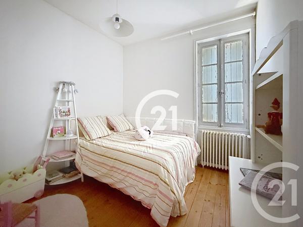 Maison à vendre  6 pièces - 223 m 2   CHATEAUBERNARD  - 16
