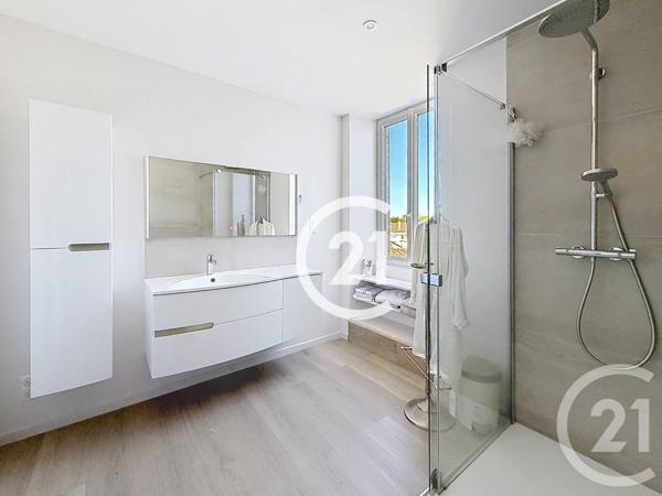 Maison à vendre  6 pièces - 223 m 2   CHATEAUBERNARD  - 16