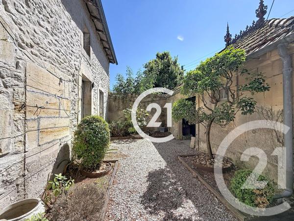 Maison à vendre  6 pièces - 223 m 2   CHATEAUBERNARD  - 16