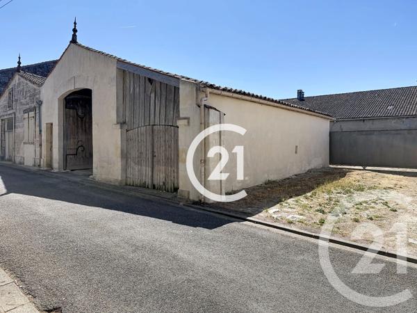 Maison à vendre  6 pièces - 223 m 2   CHATEAUBERNARD  - 16