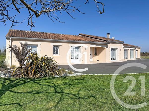 Maison à vendre  6 pièces - 223 m 2   CHATEAUBERNARD  - 16
