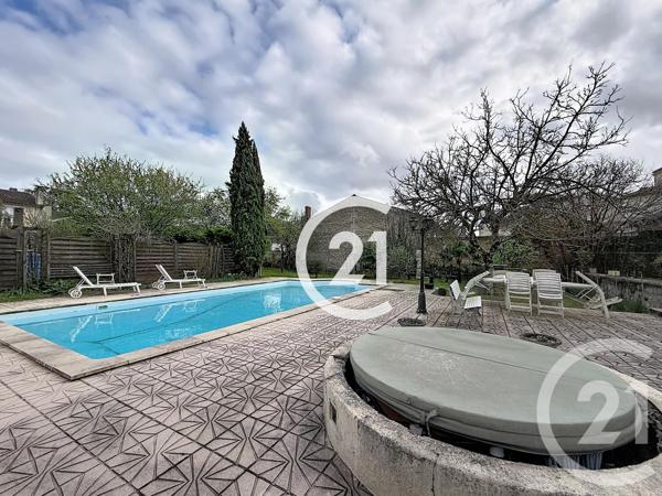Maison à vendre  6 pièces - 223 m 2   CHATEAUBERNARD  - 16