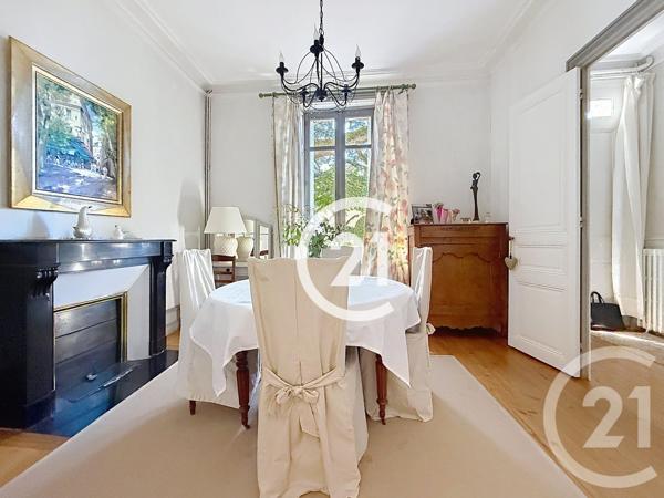 Maison à vendre  6 pièces - 223 m 2   CHATEAUBERNARD  - 16