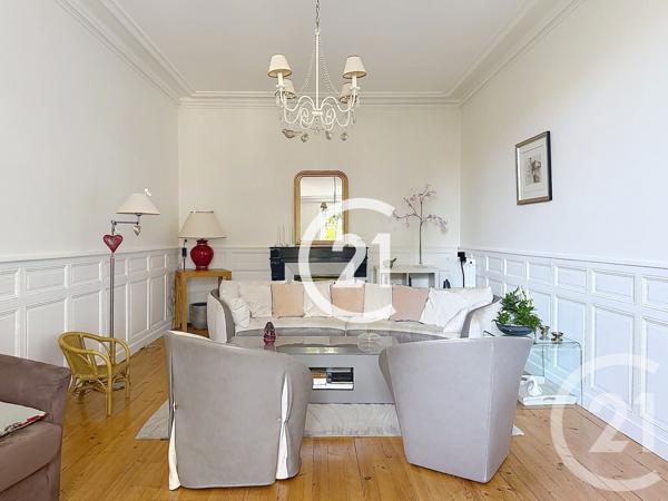 Maison à vendre  6 pièces - 223 m 2   CHATEAUBERNARD  - 16