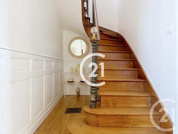 Maison à vendre  6 pièces - 223 m 2   CHATEAUBERNARD  - 16