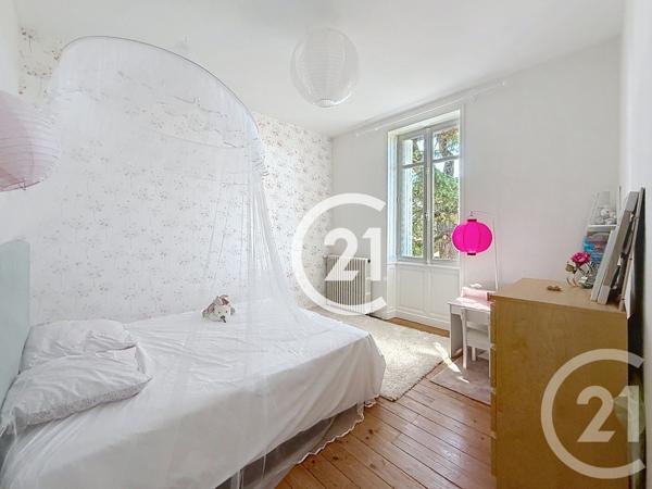 Maison à vendre  6 pièces - 223 m 2   CHATEAUBERNARD  - 16