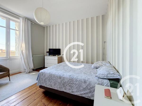 Maison à vendre  6 pièces - 223 m 2   CHATEAUBERNARD  - 16
