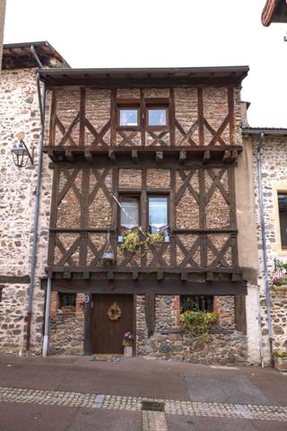 Maison coup de cœur avec piscine - 5 Suites - 445 m² - Villerest (42300) – 690 000 euros