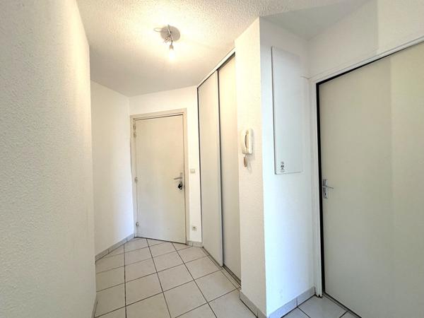 Location appartement T2 meublé avec terrasse et parking proche Canal et centre-ville à Carcassonne