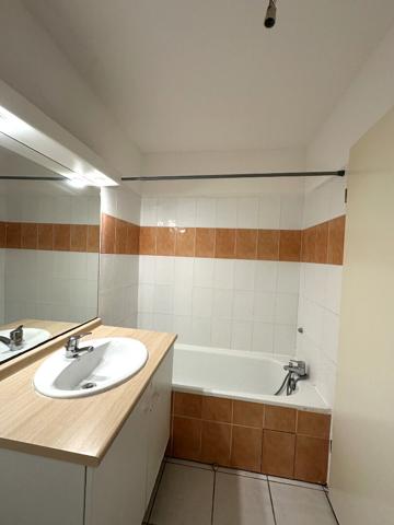 Location appartement T2 meublé avec terrasse et parking proche Canal et centre-ville à Carcassonne
