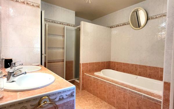 Maison à vendre    5 pièces • 190 m2 Bassussarry