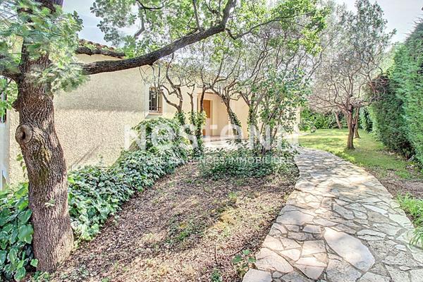 À VENDRE DRAGUIGNAN - Maison de 4 chambres avec studio indépendant et piscine sur 908 m² de terrain