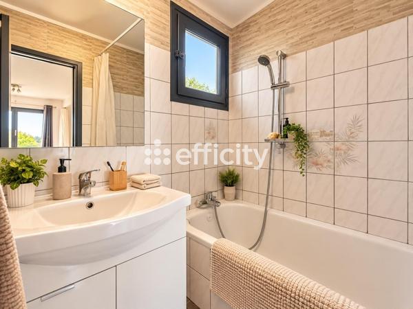 Maison
         5 pièces
        - 92 m² 349 000 € *