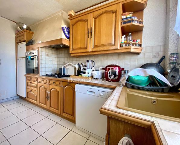 Maison de ville : 5 chambres, garage, terrasse ensoleillée. Opportunité d'investissement!