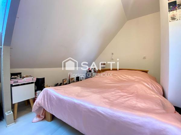 Maison de ville : 5 chambres, garage, terrasse ensoleillée. Opportunité d'investissement!