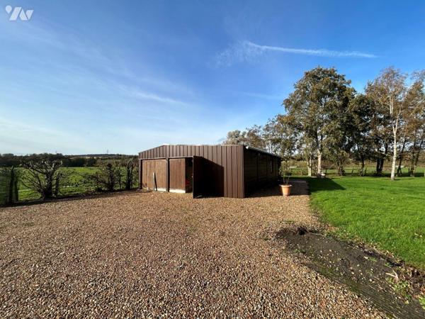 ARCISSES, proche de l'Avenue des Prés :

Terrain de loisirs clôturé avec bâtiment dessus. 

...