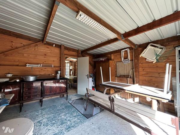 ARCISSES, proche de l'Avenue des Prés :

Terrain de loisirs clôturé avec bâtiment dessus. 

...