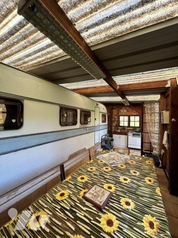 ARCISSES, proche de l'Avenue des Prés :

Terrain de loisirs clôturé avec bâtiment dessus. 

...