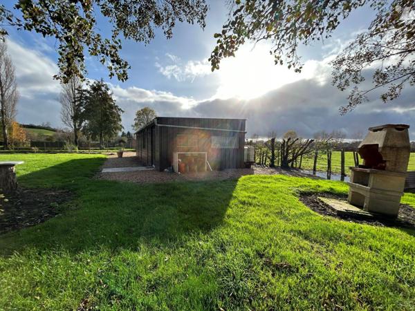 ARCISSES, proche de l'Avenue des Prés :

Terrain de loisirs clôturé avec bâtiment dessus. 

...