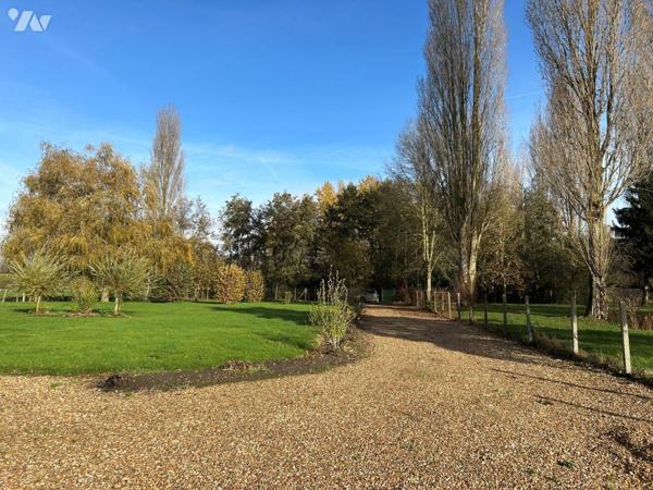 ARCISSES, proche de l'Avenue des Prés :

Terrain de loisirs clôturé avec bâtiment dessus. 

...