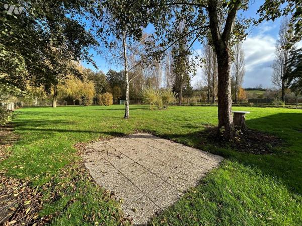 ARCISSES, proche de l'Avenue des Prés :

Terrain de loisirs clôturé avec bâtiment dessus. 

...