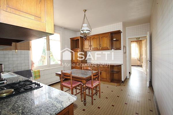 Maison de maçon - 3 chambres - 1 bureau - 2 garages - Terrain 2300m²