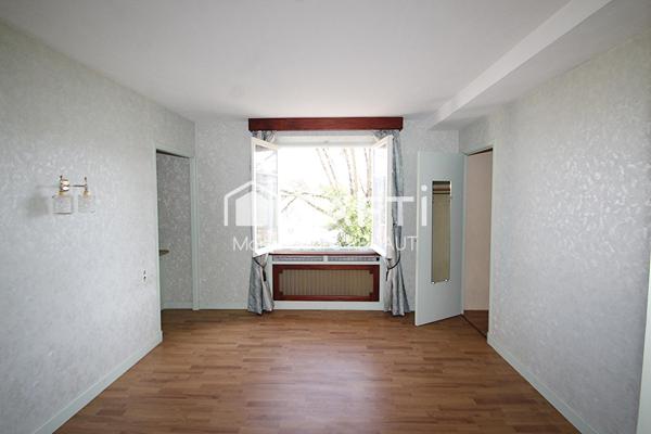 Maison de maçon - 3 chambres - 1 bureau - 2 garages - Terrain 2300m²