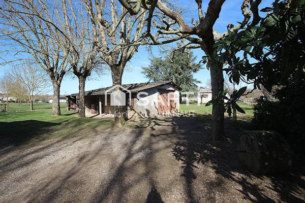 Maison de maçon - 3 chambres - 1 bureau - 2 garages - Terrain 2300m²