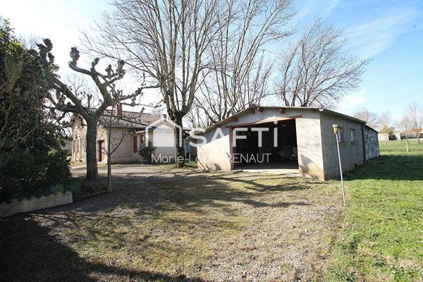 Maison de maçon - 3 chambres - 1 bureau - 2 garages - Terrain 2300m²