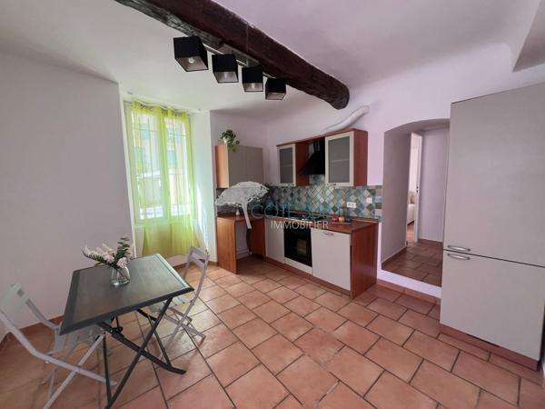 Appartement 2 pièces 1 chambre, entièrement rénové, en rez-de-chaussée, centre de Lorgues...