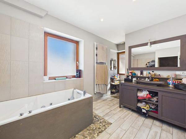 Maison de caractère rénovée, 5 chambres , Jardin intimiste.